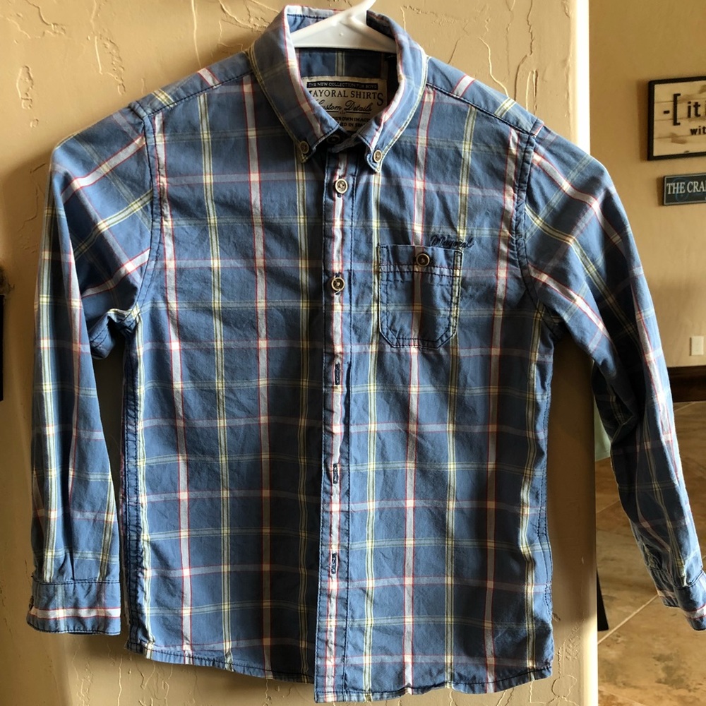 Boys long sleeved button down shirt. EUC. Size 6